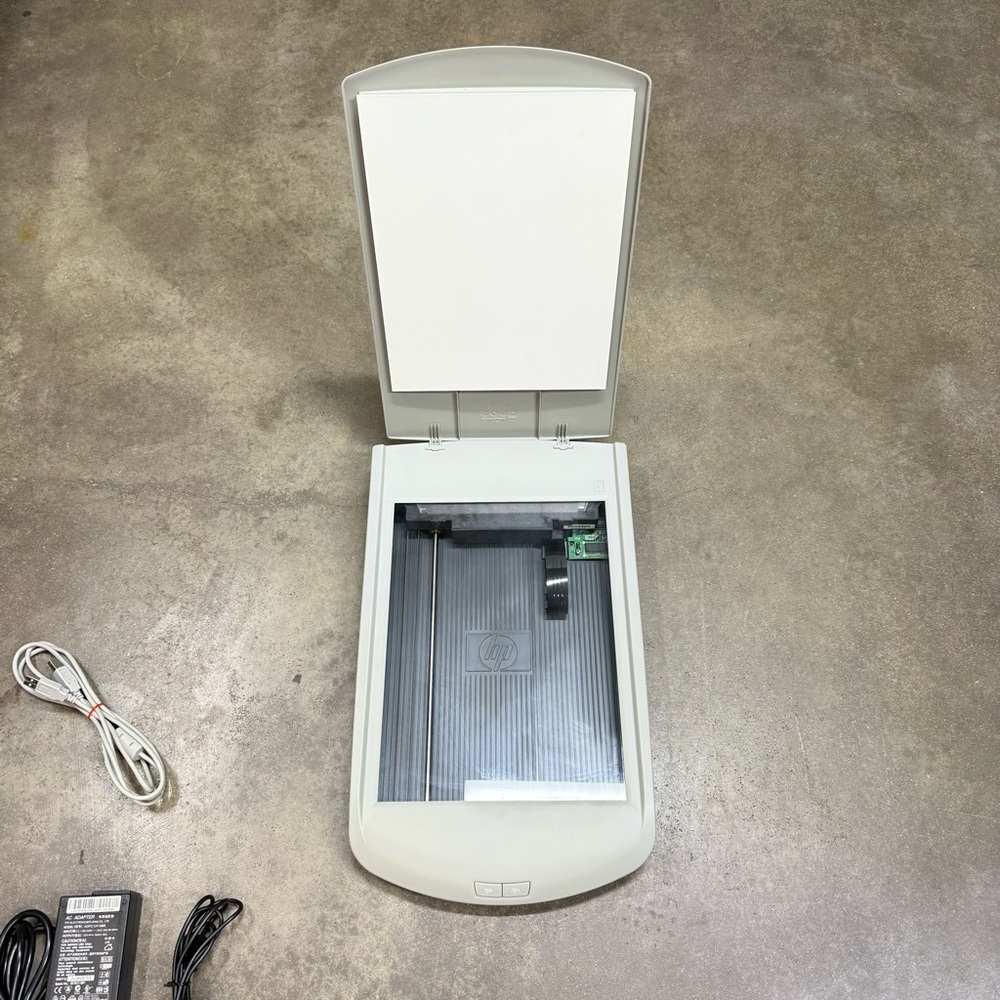 HP ScanJet 2300C Flatbed Photo Document Scanner USB Tested w Cables - Picture 3 of 8